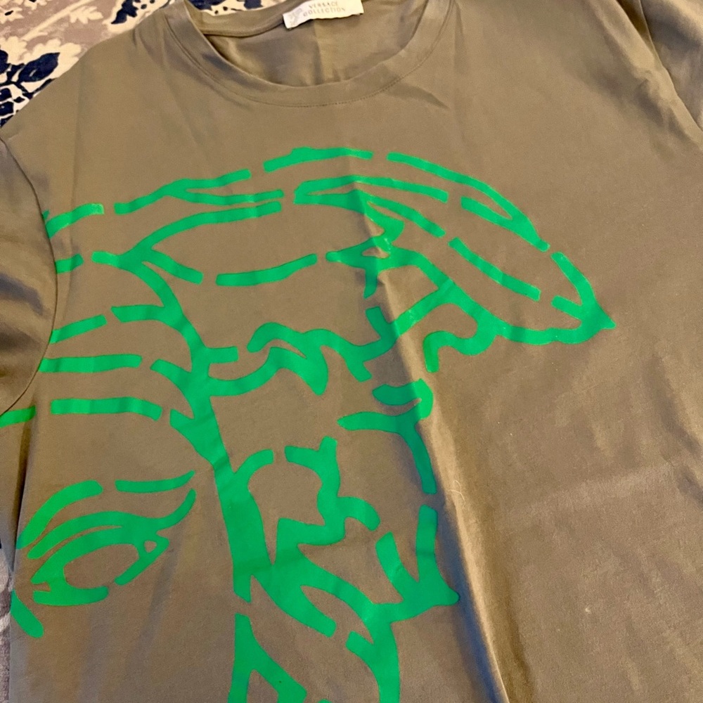 Versace Medusa Face Men’s tee size Large. Beautiful & never worn. Made in 🇮🇹